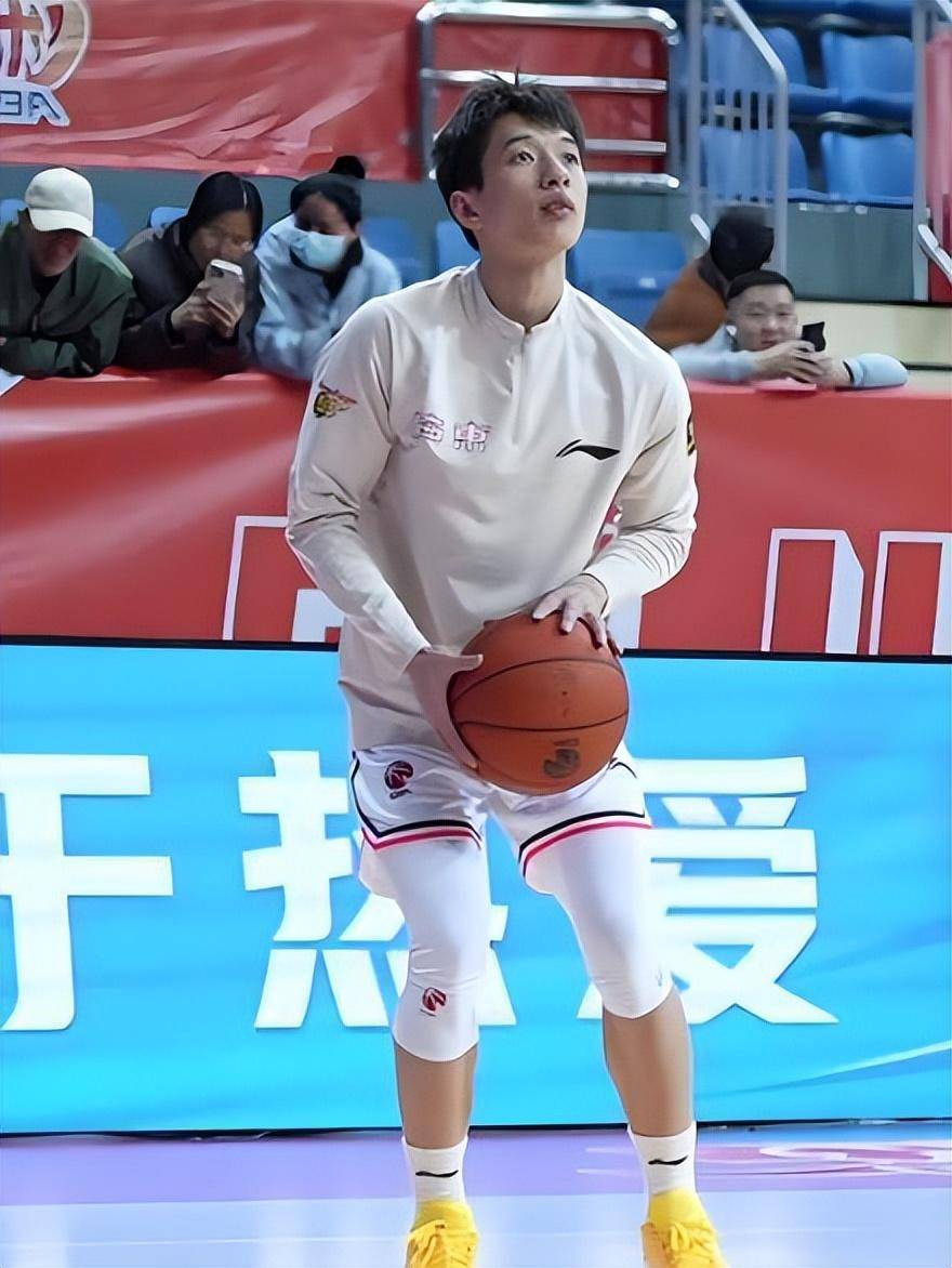 包含广东宏远队备战挑战四川队，誓要力争夺冠的词条